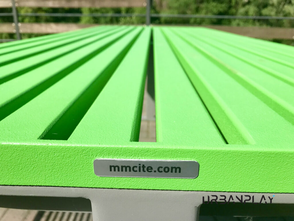 Dettaglio del piano verde di un tavolo mmcité installato nell’area Liéron a Bard