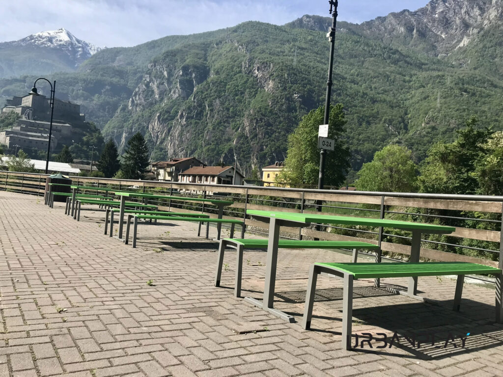 Arredi urbani mmcité disposti lungo l’area Liéron con il Forte di Bard sullo sfondo