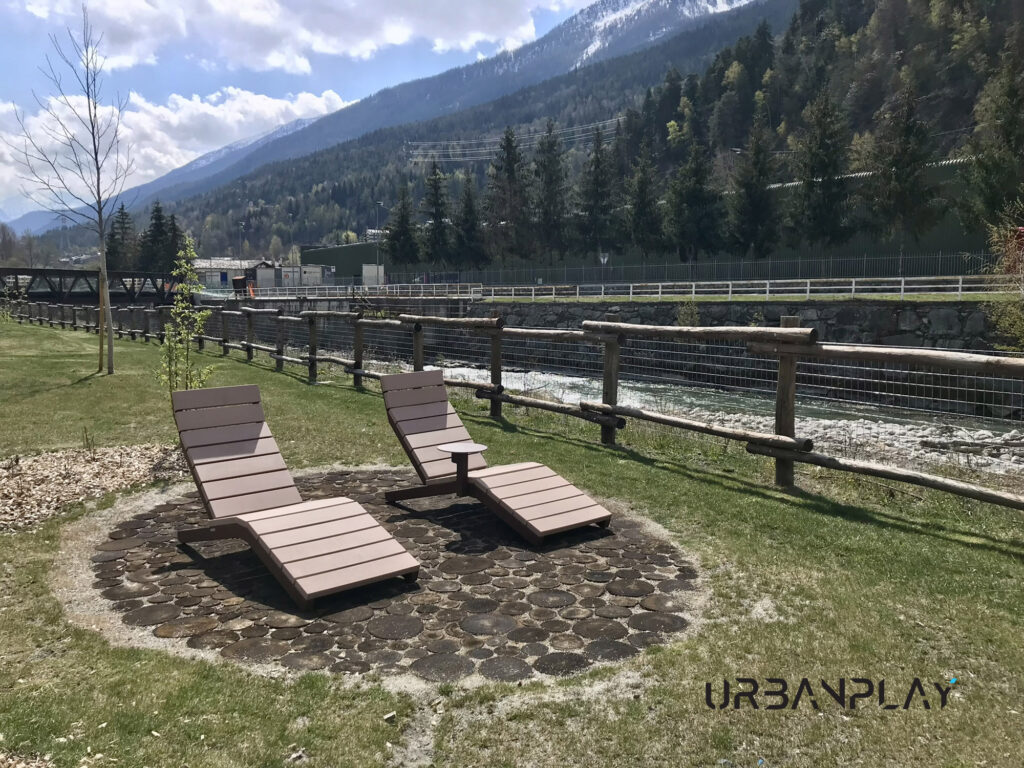 Due chaise longue in Resysta affacciate sul corso d’acqua a Morgex