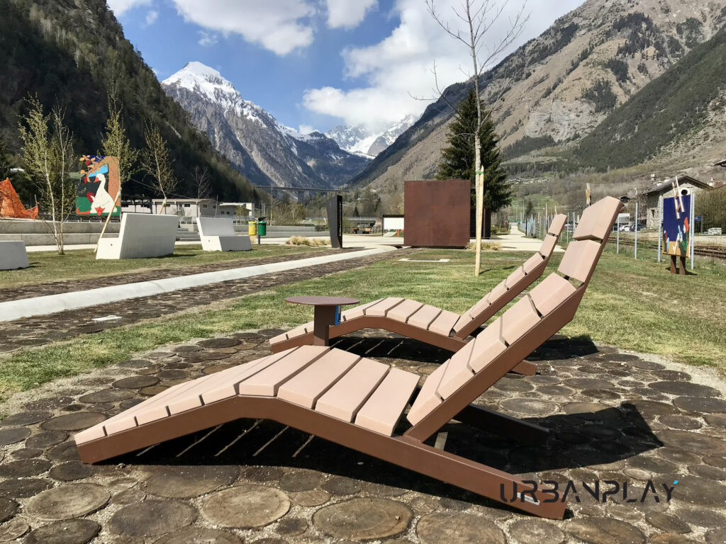 Due chaise longue in Resysta nell’area verde attrezzata di Morgex