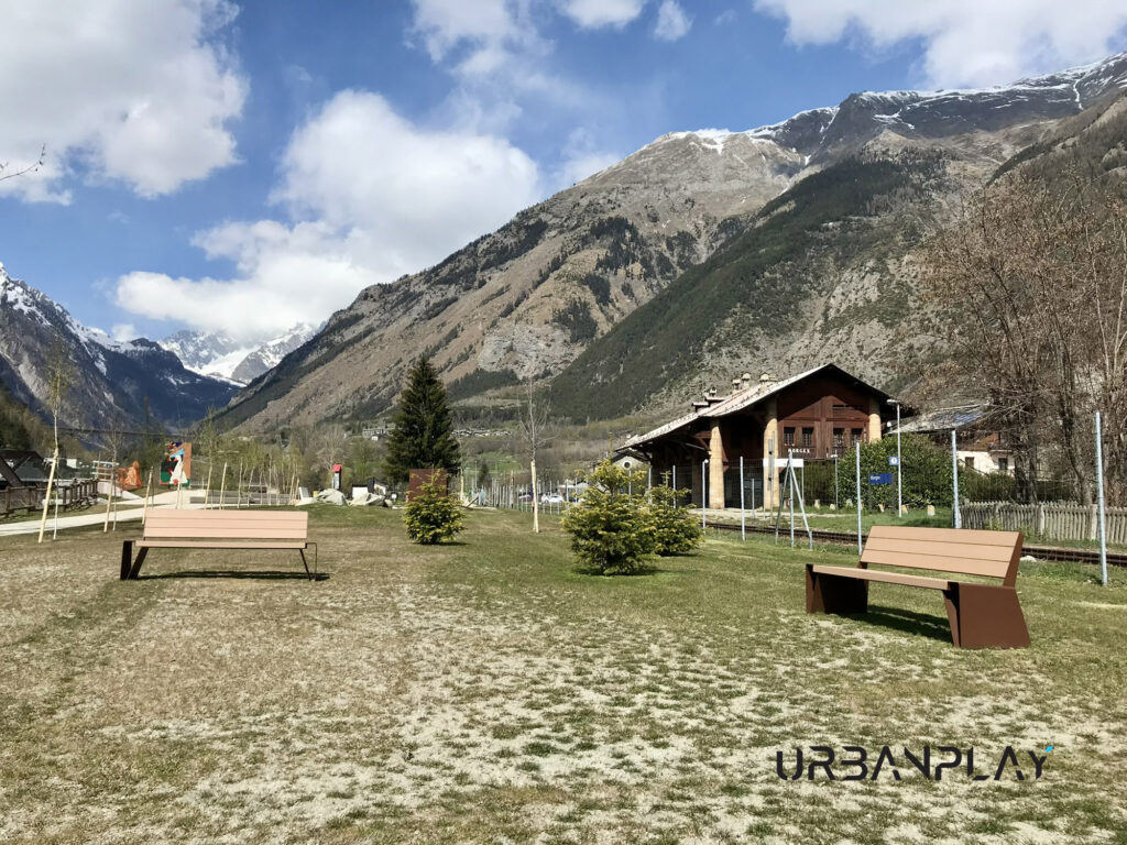 Panchine in Resysta nell’area verde accanto alla stazione di Morgex