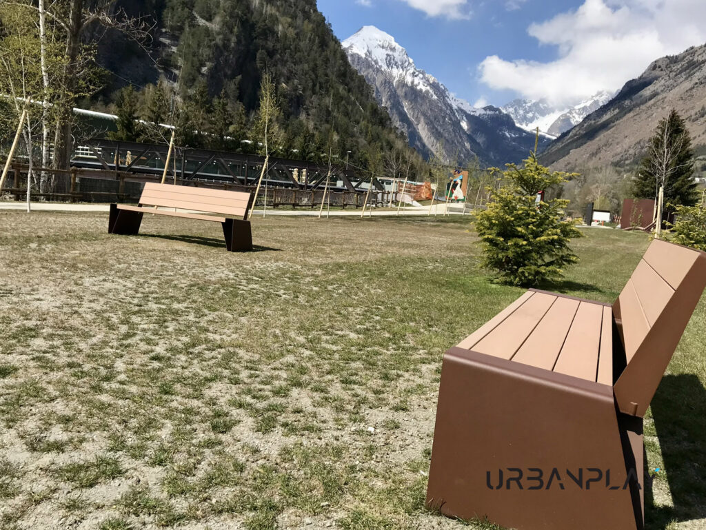 Panchina in Resysta nel verde del parco con montagne sullo sfondo
