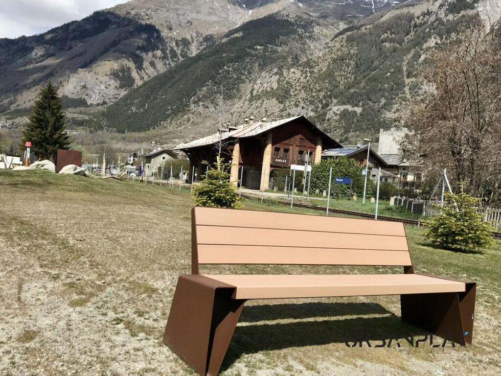 Panchina in Resysta con la stazione di Morgex e il paesaggio alpino sullo sfondo