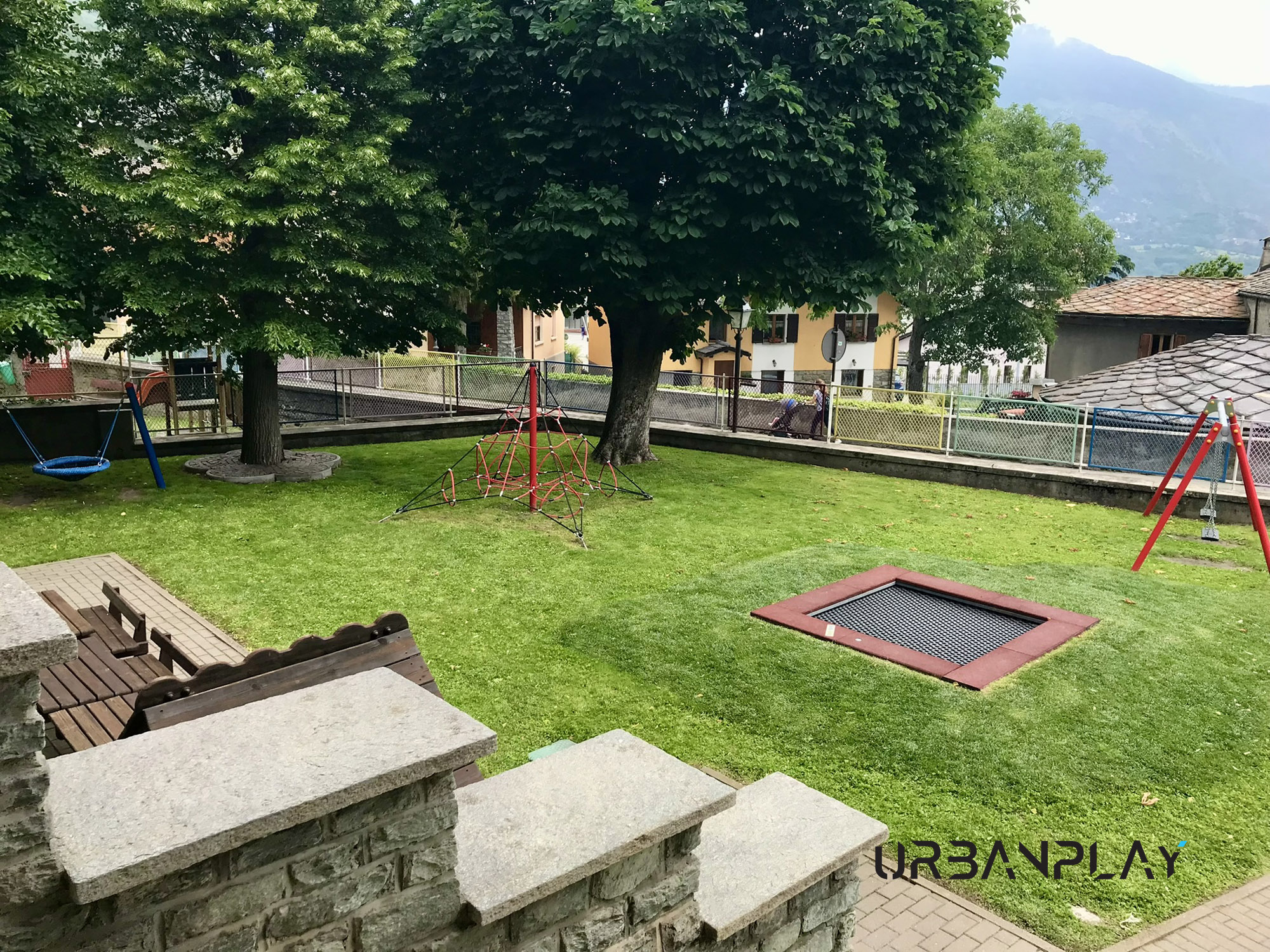 Area gioco scuola infanzia Châtillon con tappeto elastico, arrampicata e altalene