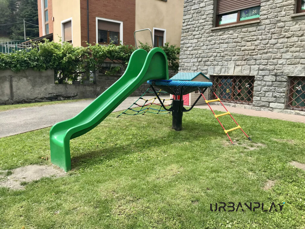 Struttura gioco con scivolo e reti di arrampicata alla scuola Jean-Louis Rigollet