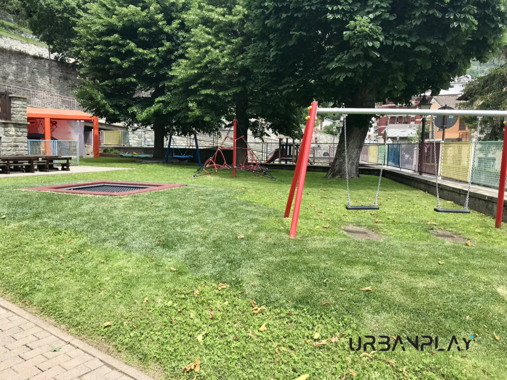 Giardino della scuola dell’infanzia Jean-Louis Rigollet con altalene e strutture gioco