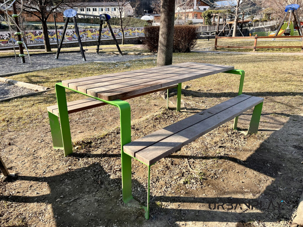 Tavolo da picnic Rautster mmcité con panche nel parco giochi comunale di Hône