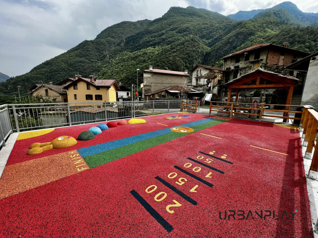 Pavimentazione ludico-motoria a Issogne con corsie, graduazioni e rilievi colorati in gomma