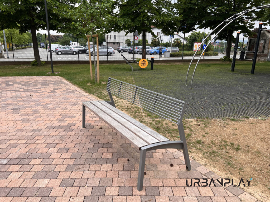 Panchina mmcité per arredo urbano Via Romioglio vicino alla zona gioco