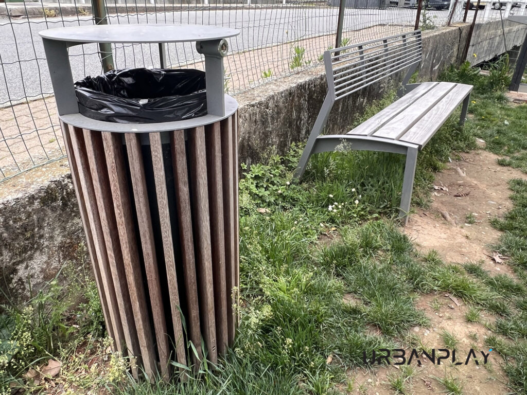 Cestino e panchina mmcité per arredo urbano Via Romioglio a Occhieppo Inferiore