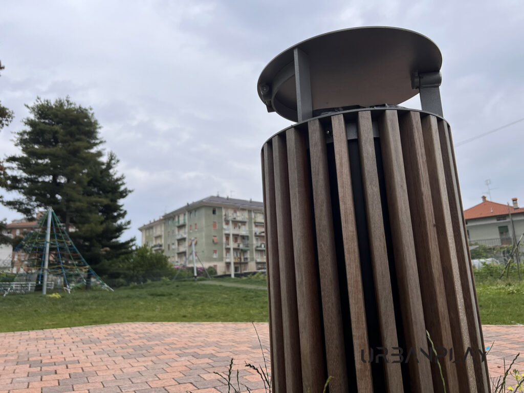 Cestino mmcité nell’area di arredo urbano Via Romioglio con giochi sullo sfondo