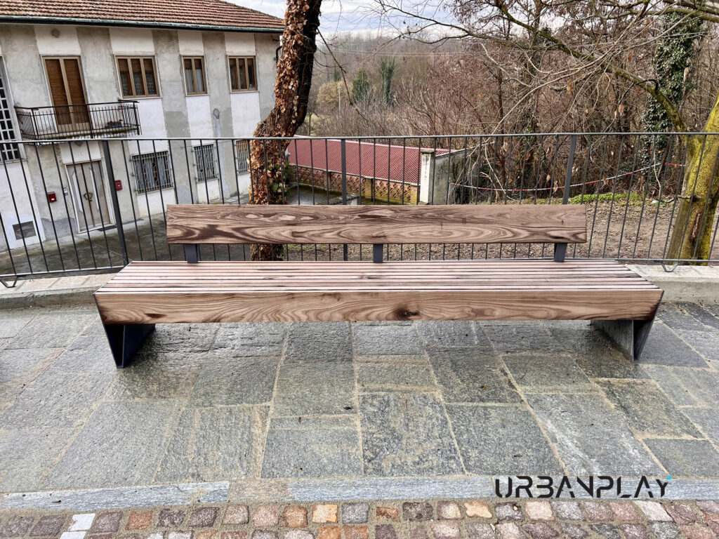 Panchina in legno e metallo installata nell’area riqualificata di Piazza Statuto