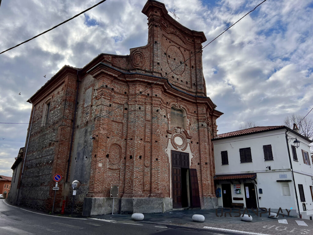 Sagrato della chiesa e spazio pubblico riqualificato a Barone Canavese
