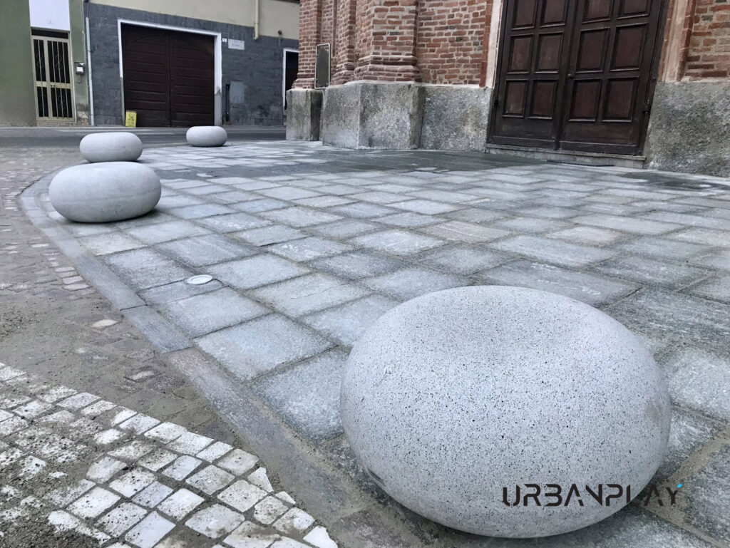 Elementi monolitici Durbanis inseriti nella pavimentazione di Piazza Statuto