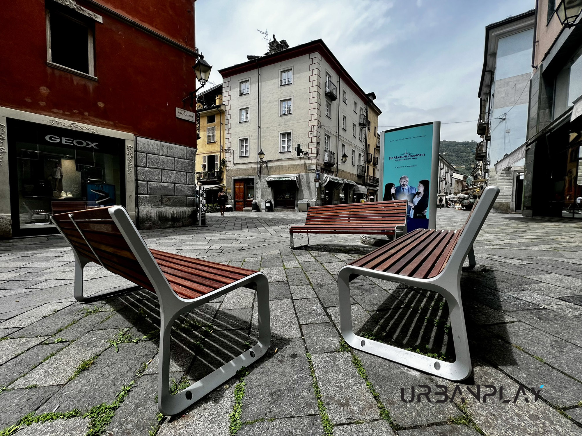 Panchine per arredo urbano installate in una via pedonale di Aosta
