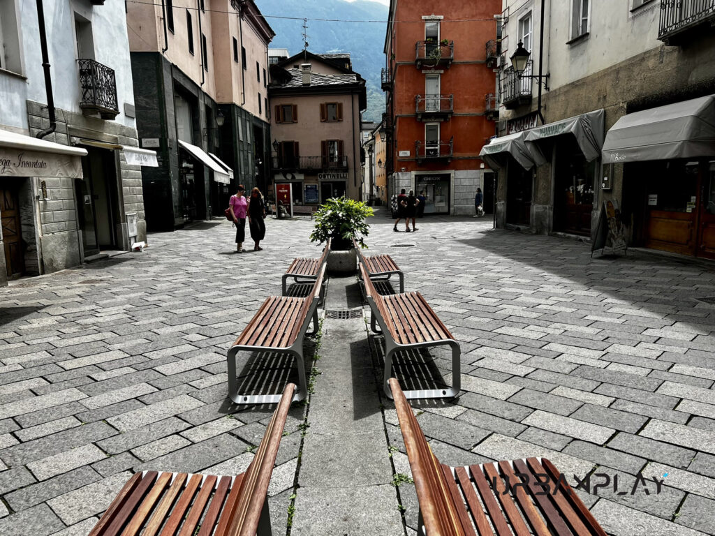 Panchine e fioriere lungo un’area pedonale del centro storico di Aosta
