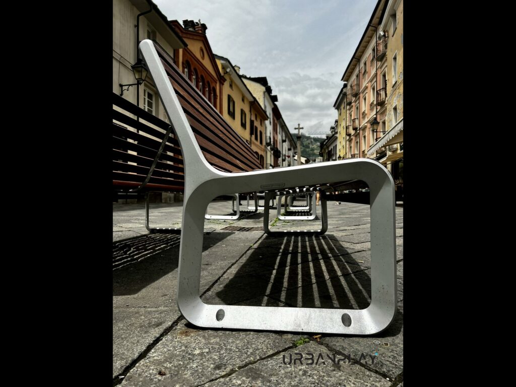 Panchina di design per spazio pubblico installata in una piazza di Aosta