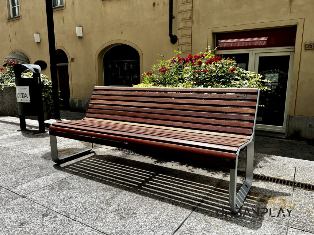Panchine coordinate in legno e metallo per area pedonale urbana