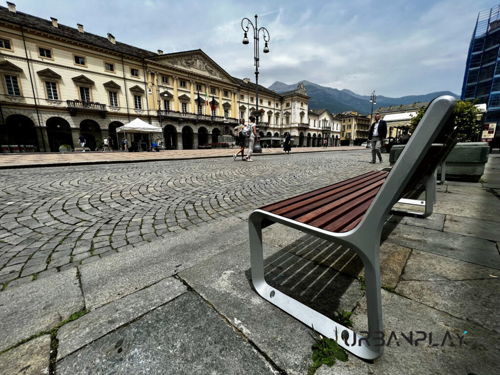Panchine e fioriere integrate nello spazio pedonale del centro cittadino