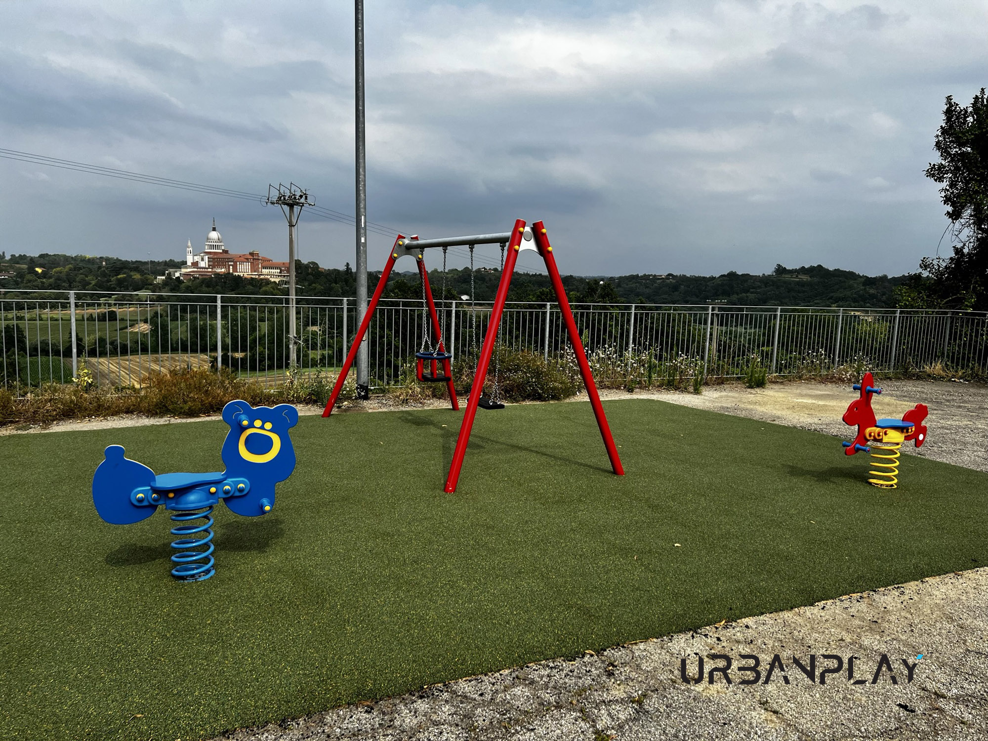 Area gioco panoramica a Buttigliera d’Asti con altalena e giochi a molla