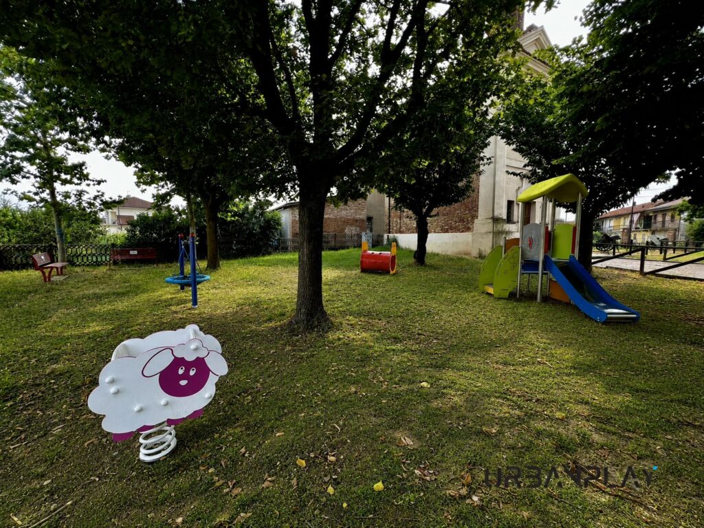 Spazio ludico verde a Buttigliera d’Asti con scivolo e giochi per bambini
