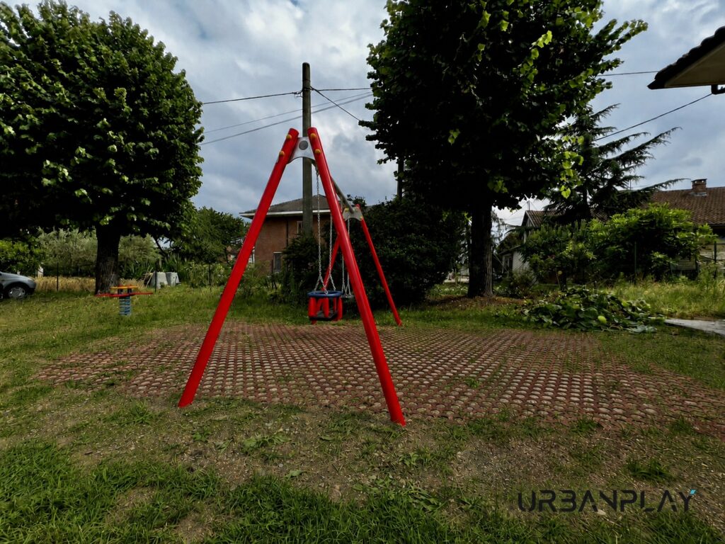 Altalena per bambini nell’area gioco pubblica di Buttigliera d’Asti