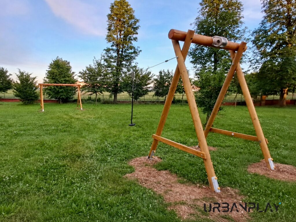 Area gioco pubblica a Buttigliera d’Asti con teleferica in legno su prato