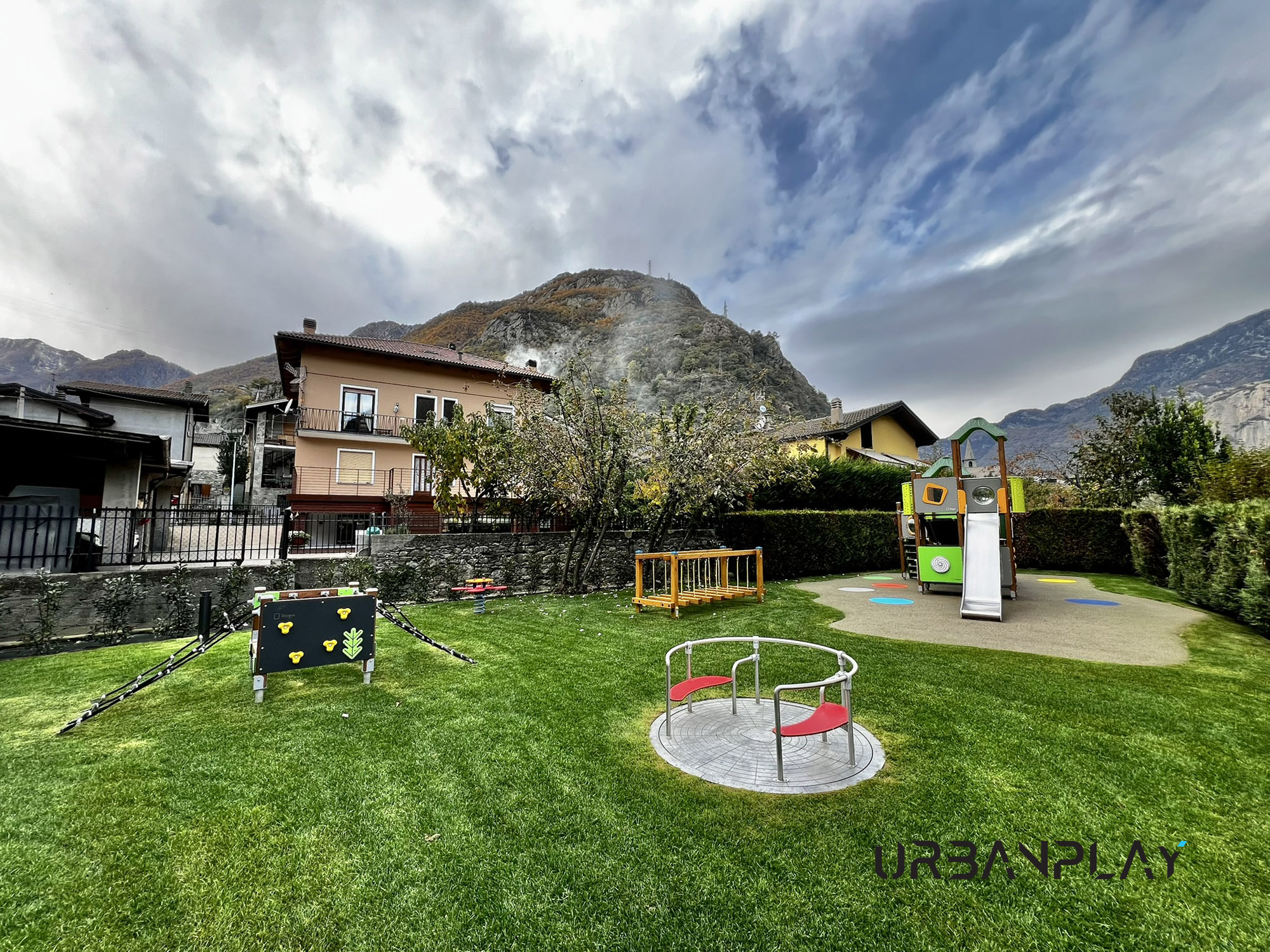 Area gioco esterna della scuola di Hône con attrezzature ludiche integrate nel prato