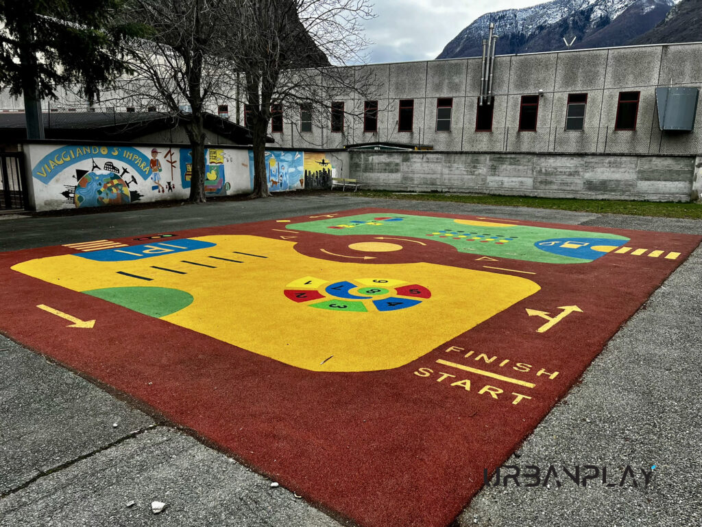 Pavimentazione antitrauma con grafiche ludico-educative nel cortile scolastico di Verrès