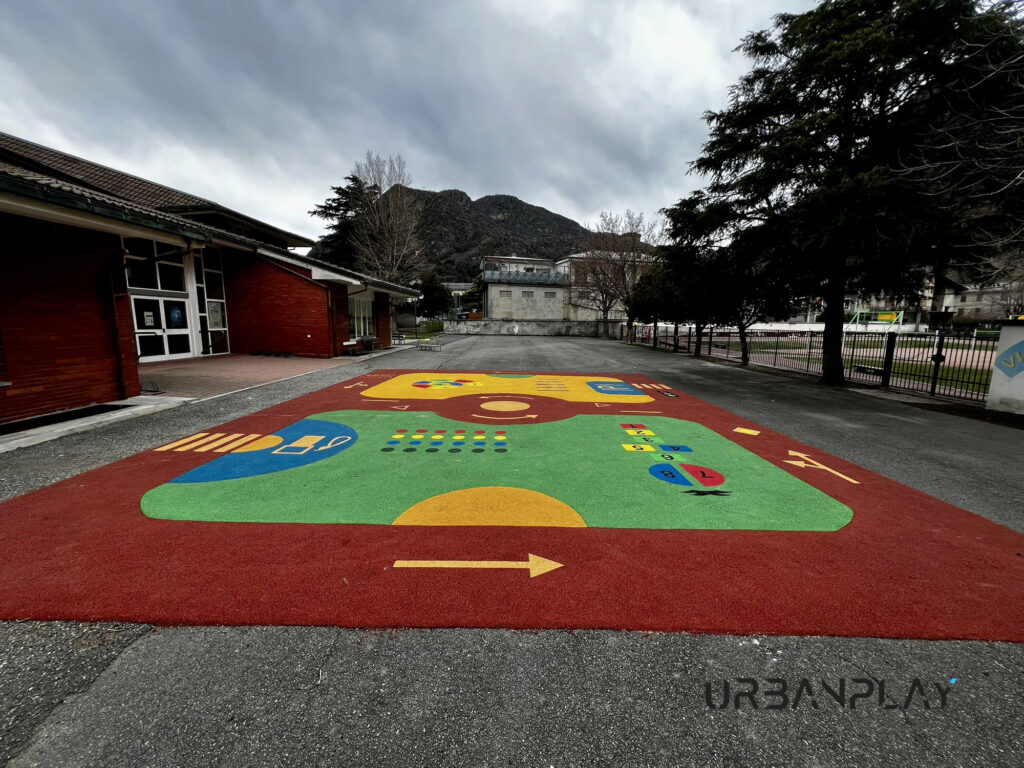 Superficie ludica colorata per il gioco all’aperto nella scuola di Verrès