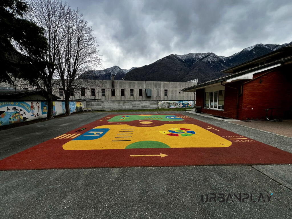 Area esterna della scuola di Verrès con percorso gioco e superficie antitrauma