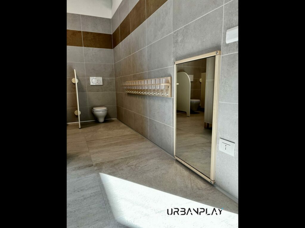 Vista d’insieme di bagno con arredi in legno e materiali per la prima infanzia