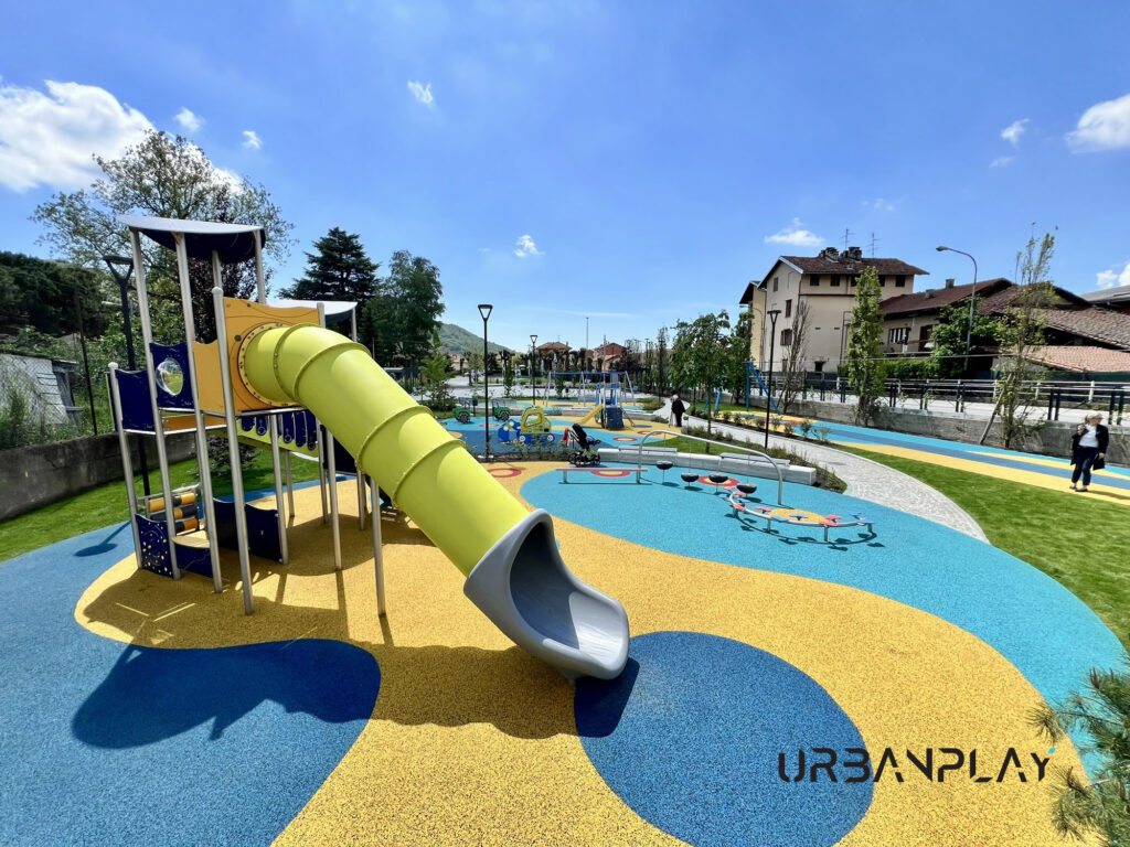 Area gioco accessibile con pavimentazione antitrauma colorata ad Andorno Micca
