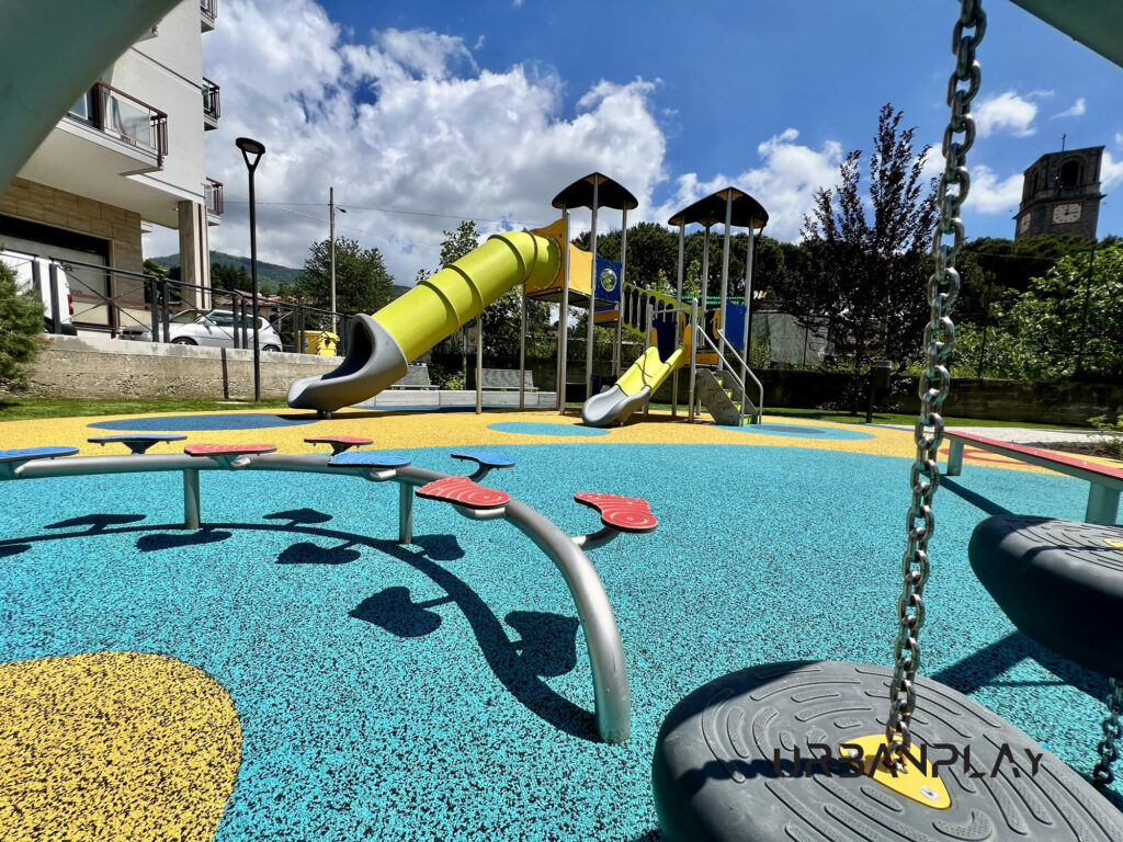 Attrezzature gioco inclusive e sedute dinamiche nel parco di Andorno Micca