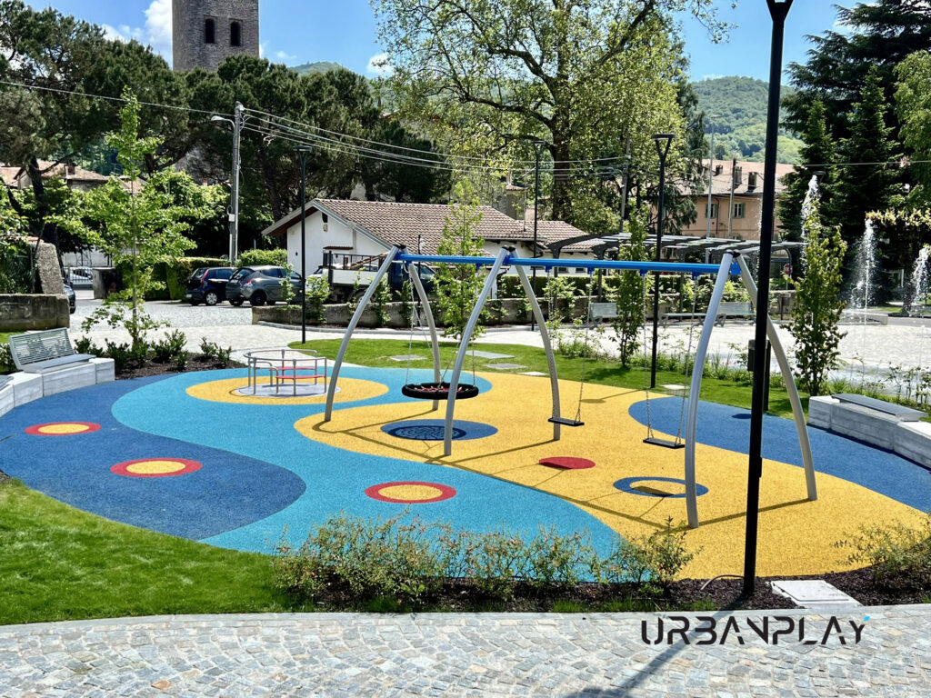 Altalene e arredi urbani nell’area gioco di Andorno Micca
