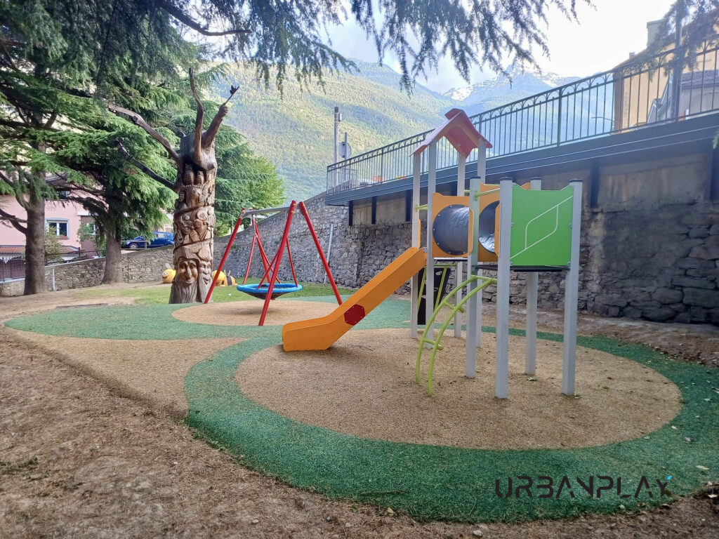 Parco Conte Luda a Châtillon con scivolo e giochi inseriti nel verde
