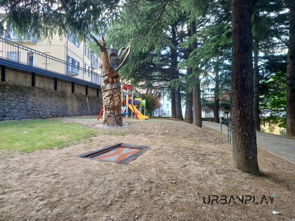 Vista del parco Conte Luda a Châtillon con trampolino e giochi per bambini