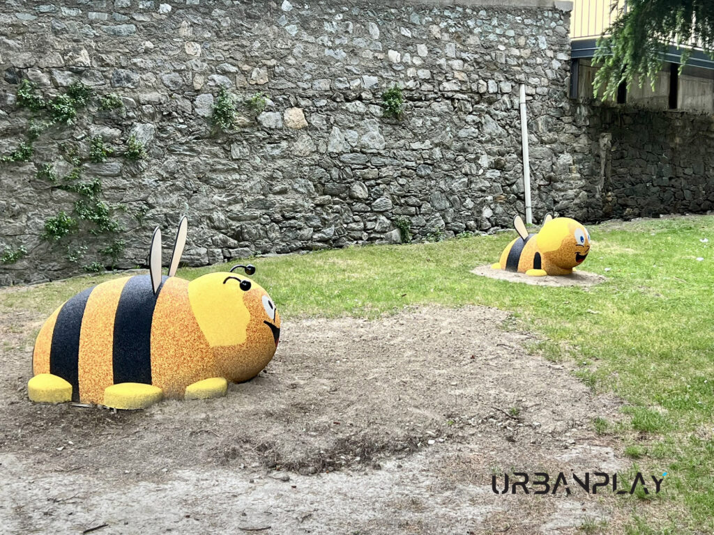 Giochi a forma di ape nel parco Conte Luda a Châtillon