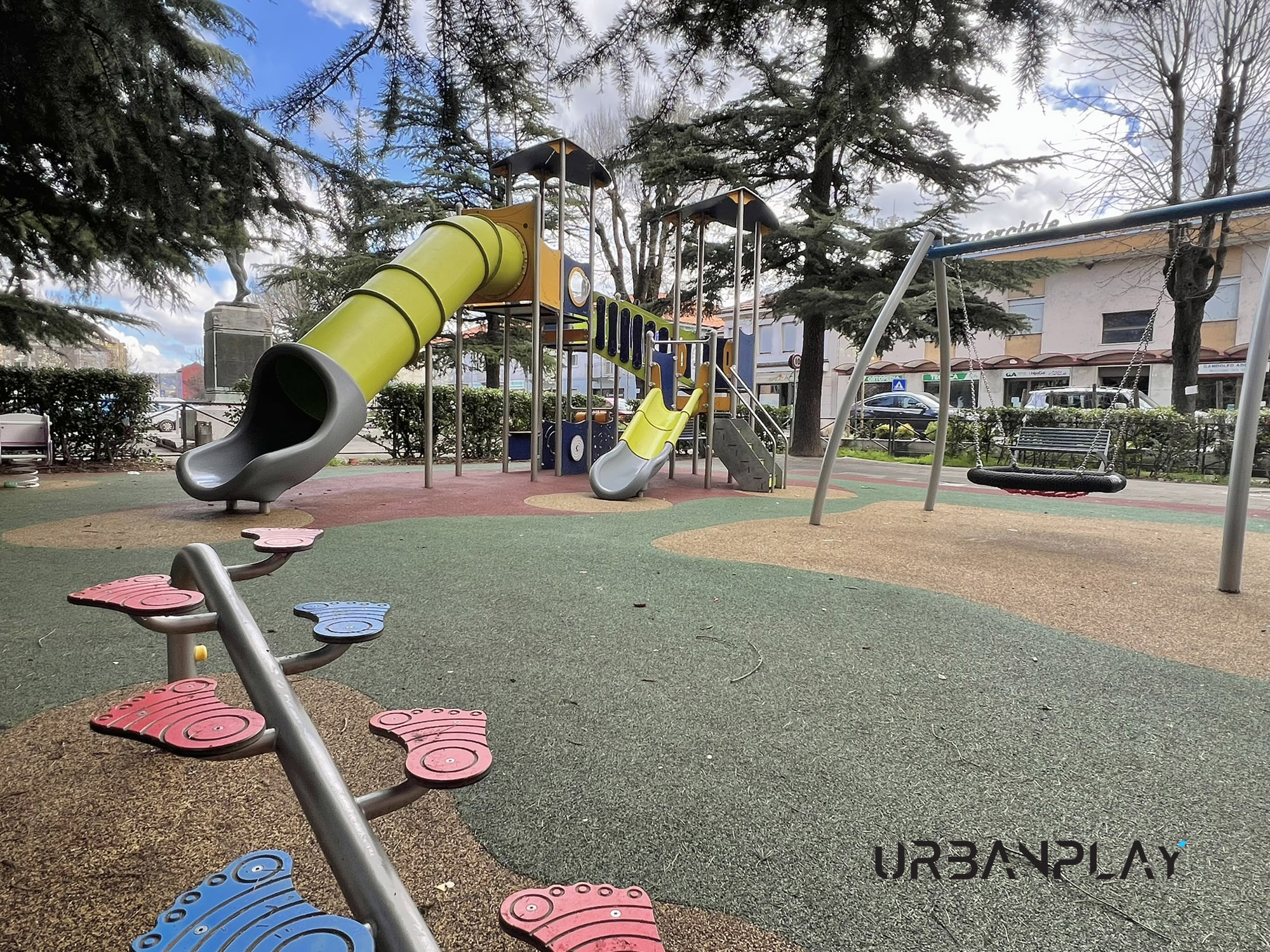 Area gioco in Piazza della Repubblica a Canelli con pavimentazione antitrauma