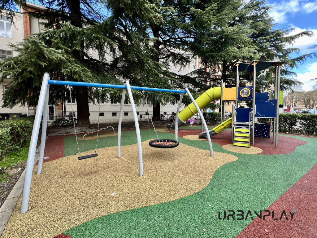Altalena a cesto e struttura gioco nel parco di Piazza della Repubblica a Canelli
