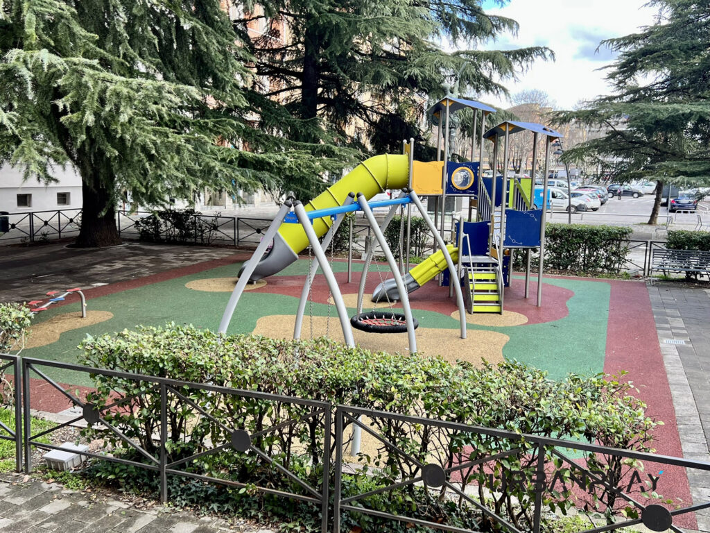 Parco giochi riqualificato in Piazza della Repubblica a Canelli con scivoli e altalena