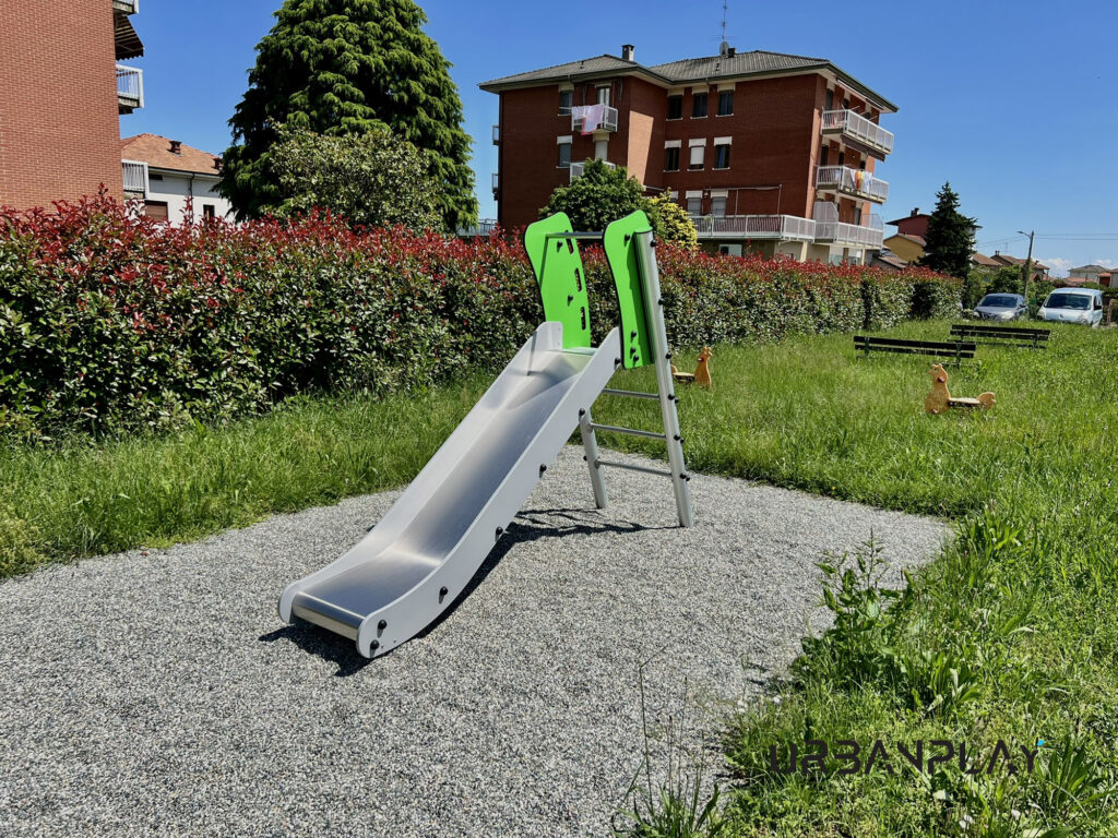 Scivolo per bambini installato in area gioco pubblica