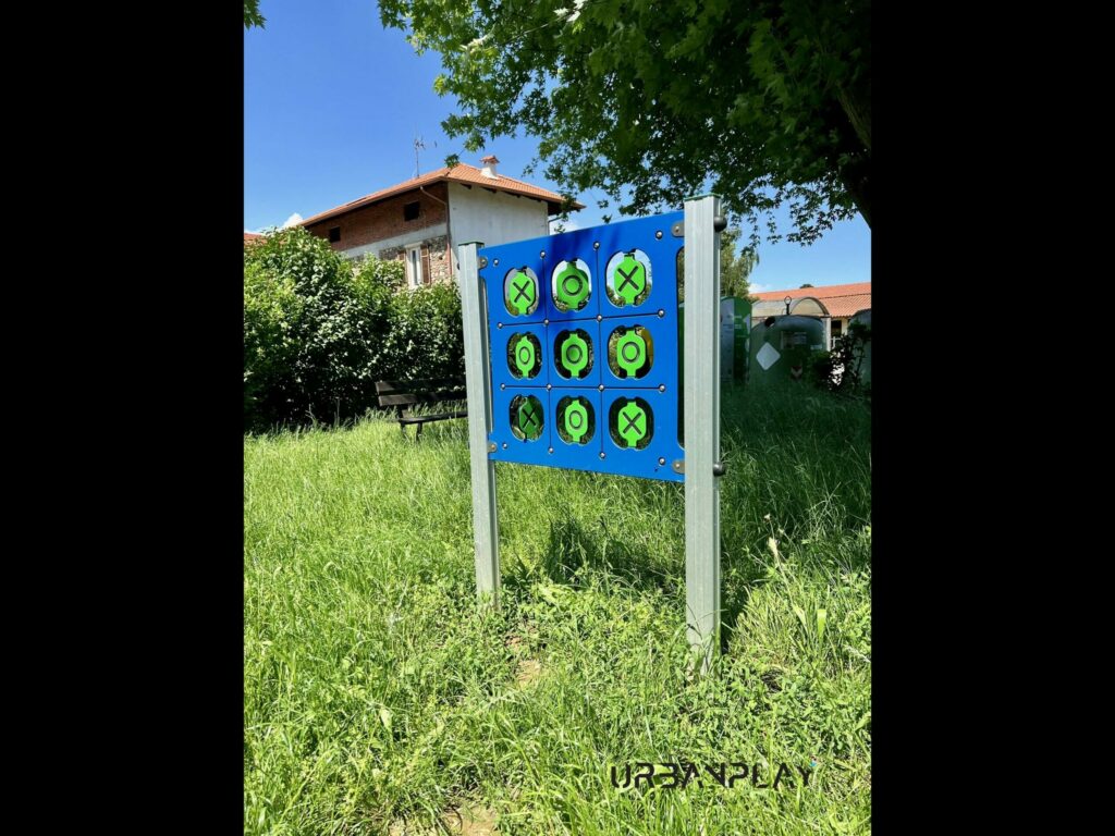 Pannello gioco tris installato in spazio ludico all’aperto