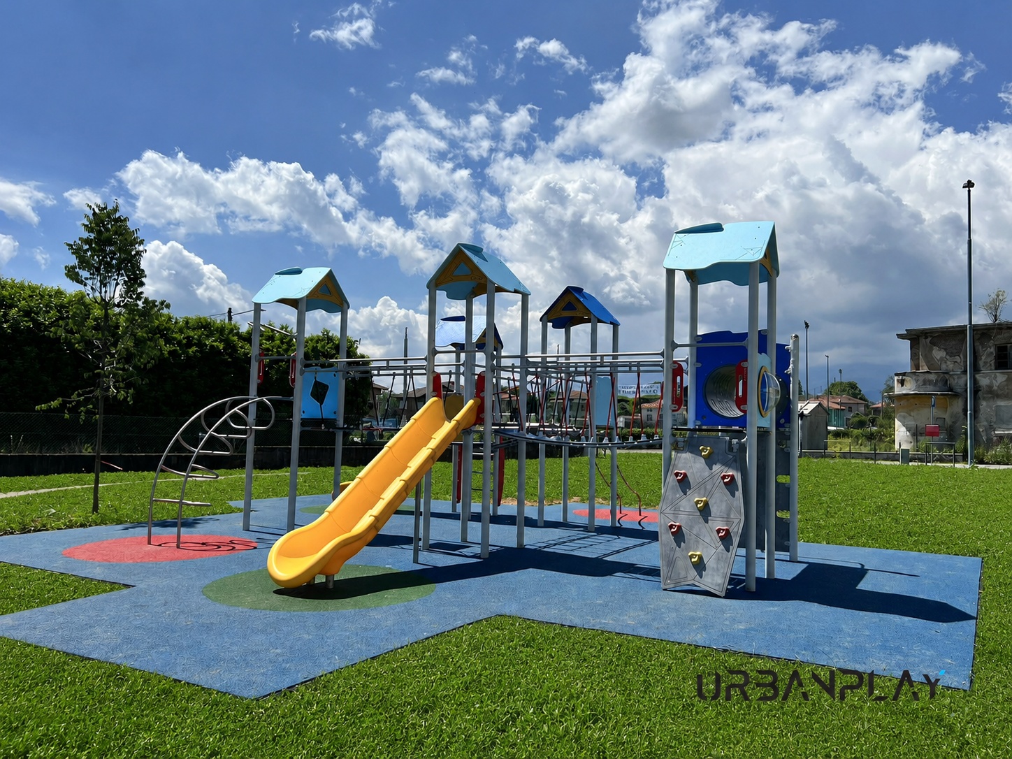 Area gioco via Libertà con attrezzature Stebo Ambiente
