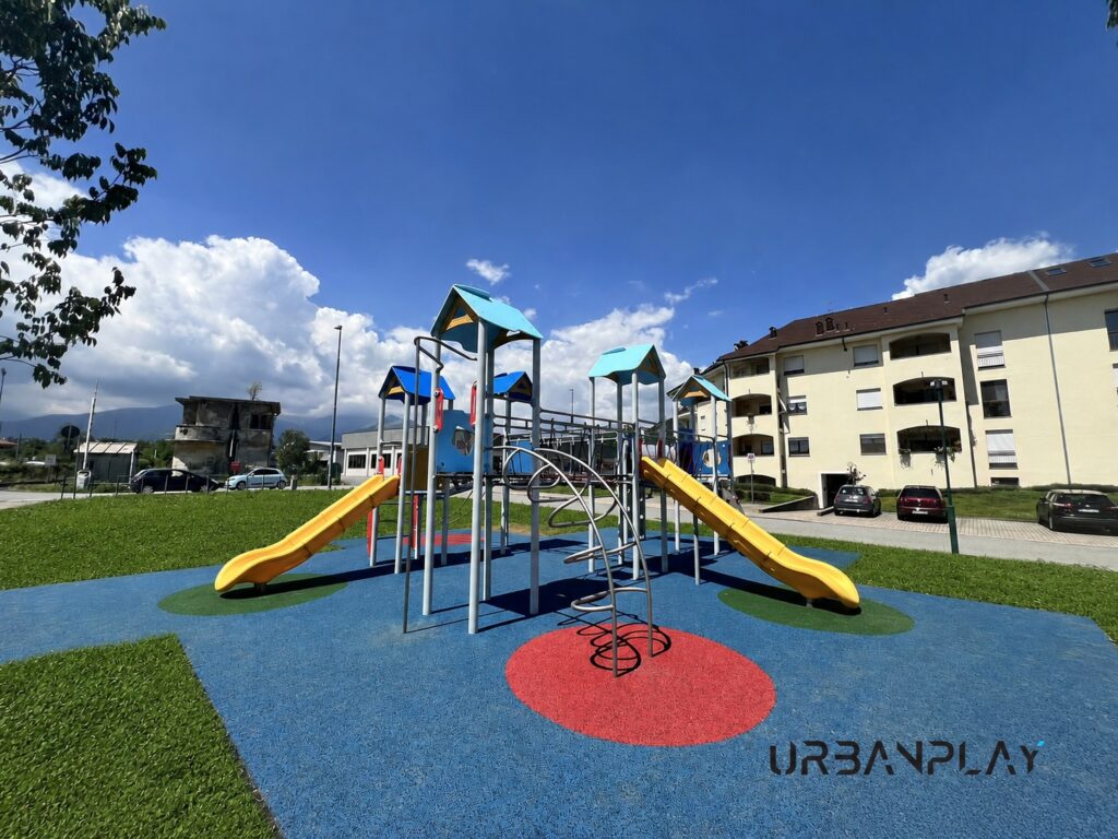 Struttura multigioco con scivolo e arrampicate per bambini