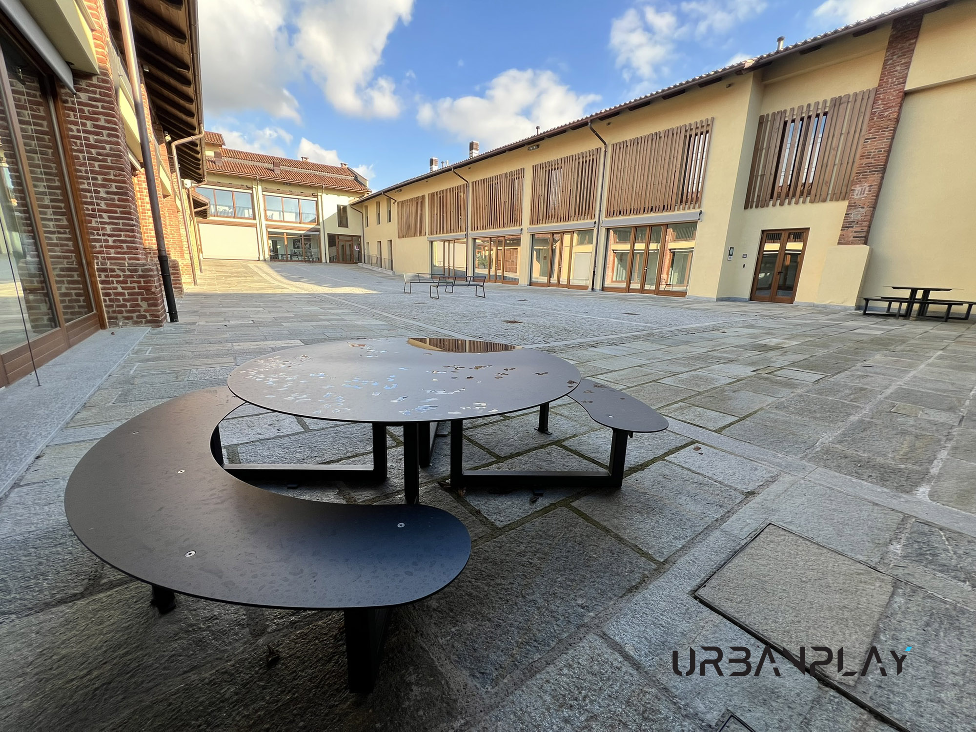 Arredo urbano a Cascina Oremo con tavolo Pic-Niki e sedute nella corte esterna