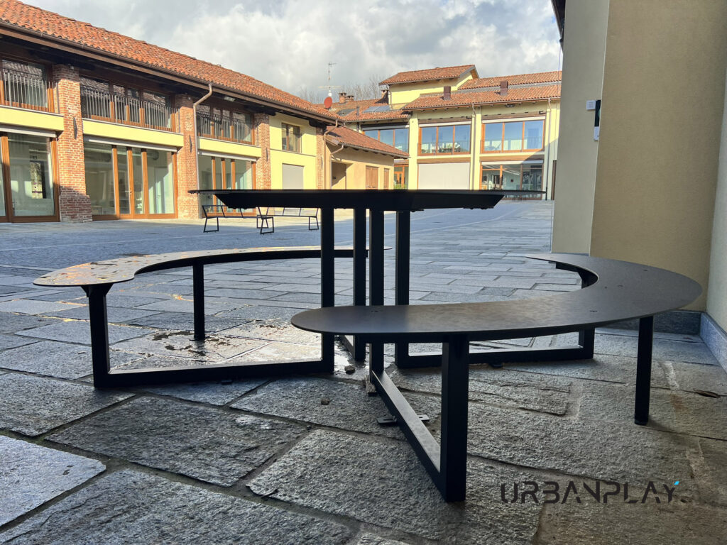 Tavolo Pic-Niki con sedute curve negli spazi comuni di Cascina Oremo a Biella