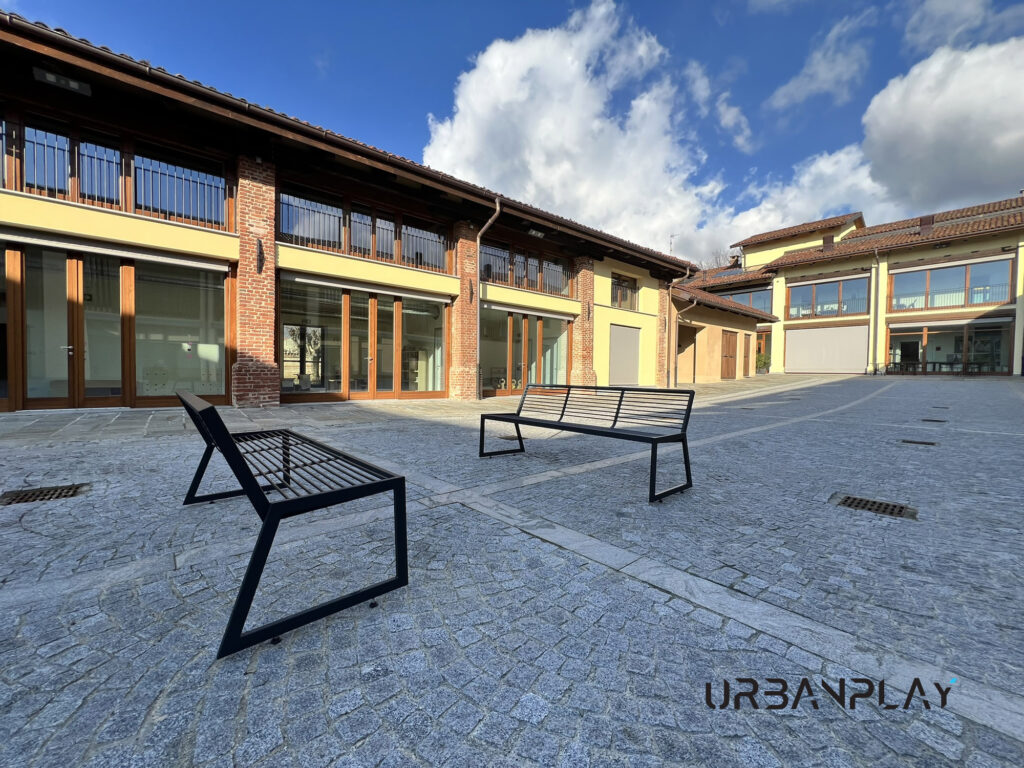 Panchine Verdi nella corte esterna di Cascina Oremo a Biella