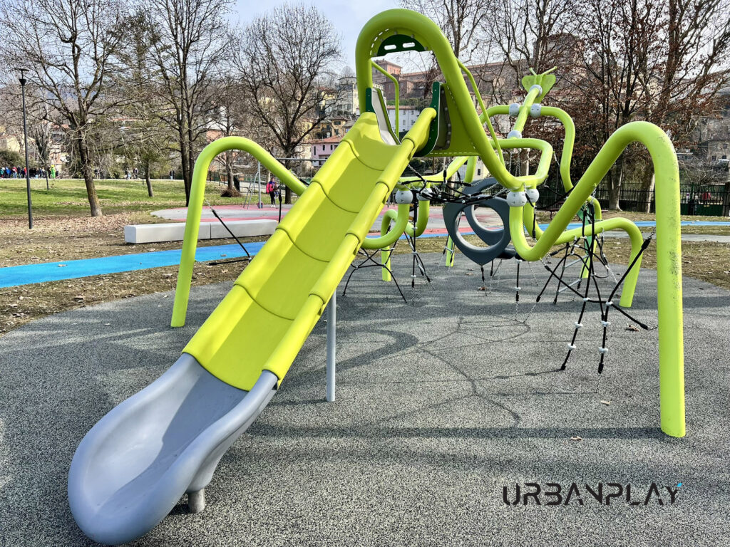 Scivolo della struttura Mantide nel parco giochi di Moncalieri