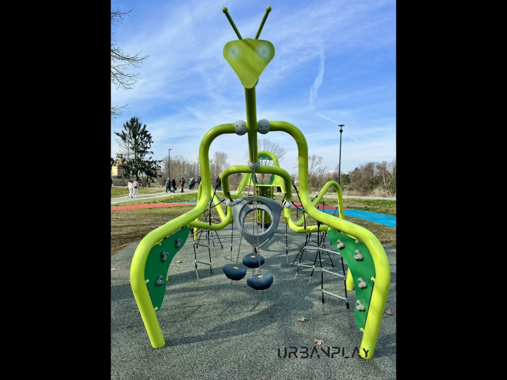 Vista frontale della struttura Mantide nel parco giochi di Moncalieri